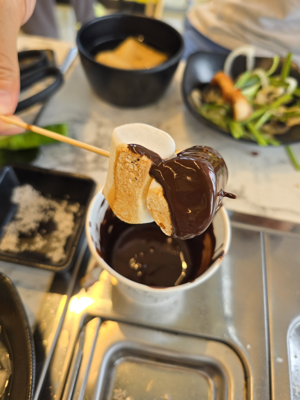 초코퐁듀에 찍어먹어요