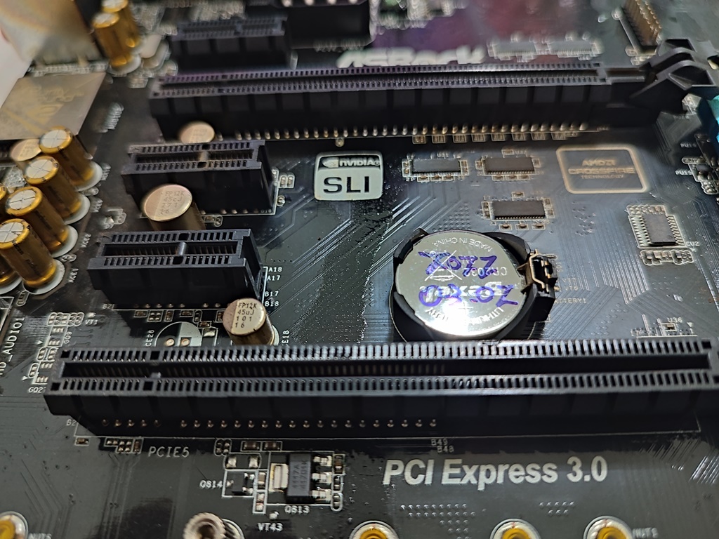 메인보드를 따라서 흘러내린 냉각수