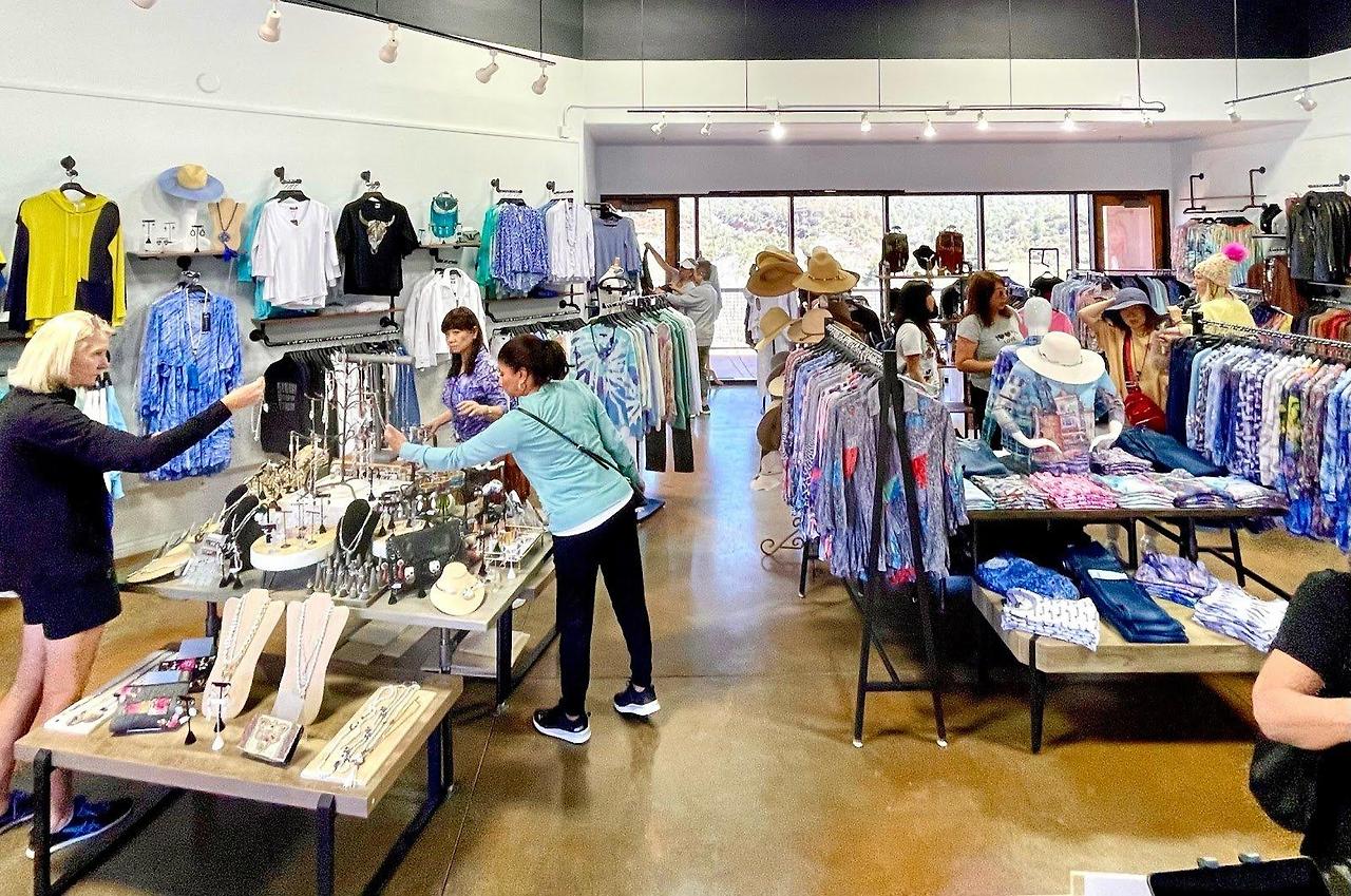 세도나 업타운의 개성 있는 부티크에서 특별한 옷을 쇼핑하는 모습