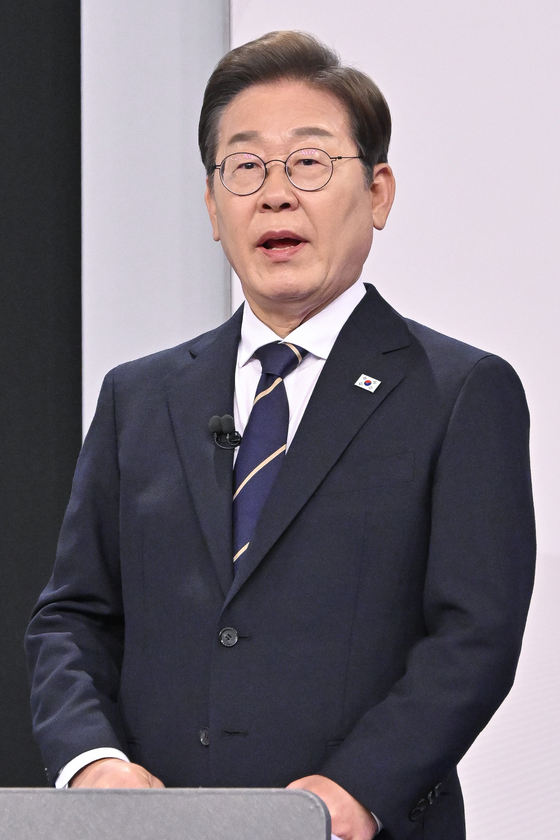 토론중 적극 해명하는 이재명후보