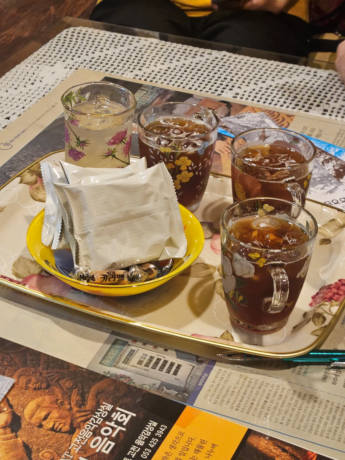 쟁반-위에-커피와-다과