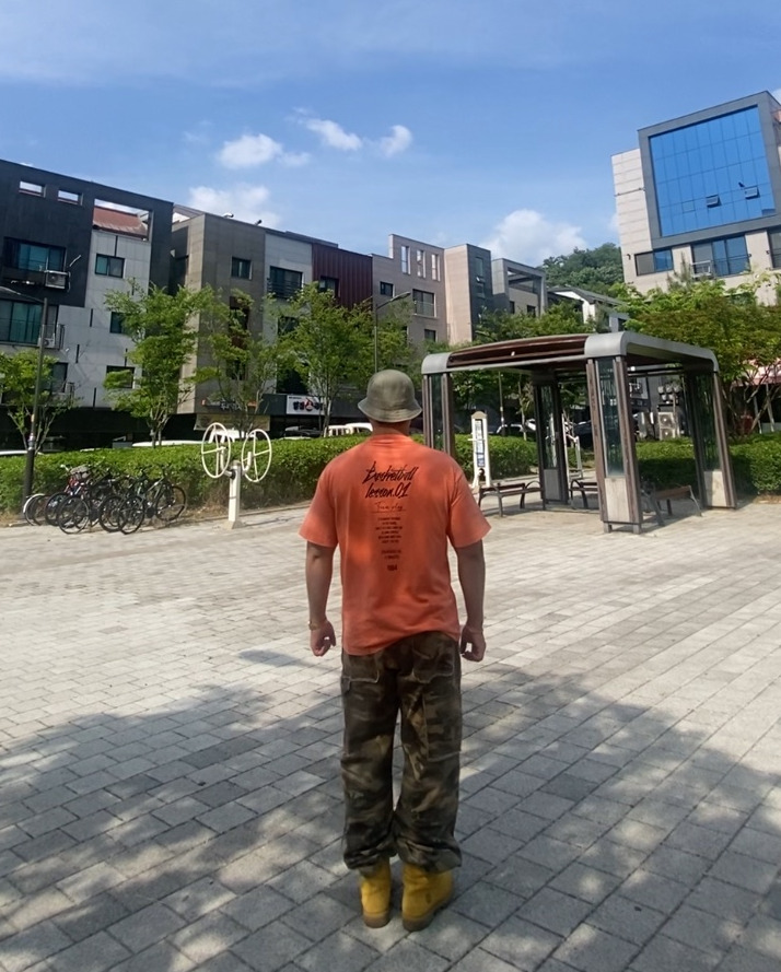 데일리룩('26. 5. 27.)로얄라이프 데님 버킷햇, 크림소다랩 스톤워싱 피그먼트 티셔츠, 카시오 A-159WGEA 골드, 테이크이지 카모 카펜터 카고팬츠, 팀버랜드 6인치 워커