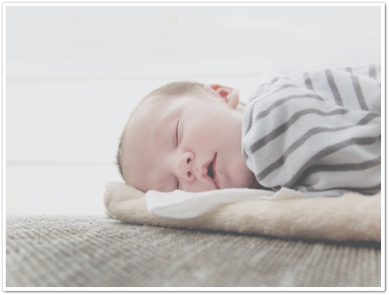 아기가 입을 아 벌리고 자는 모습