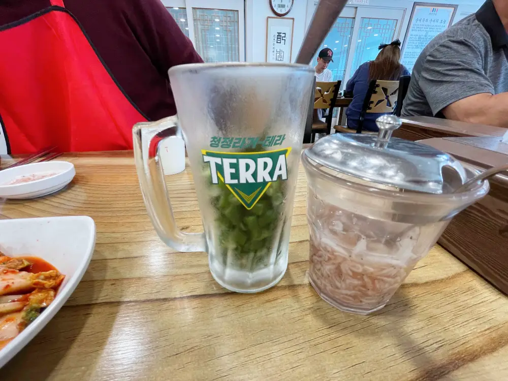 청양고추와 새우젓이 그릇에 담겨져 있는 모습