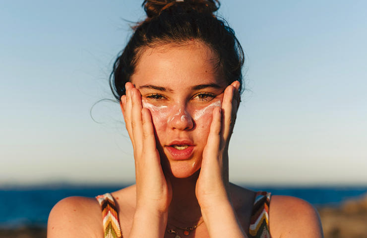 얼굴이 타서 양손으로 가리는 중