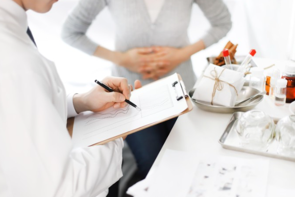 대장게실염-진단하는의사와환자가마주앉아있는사진