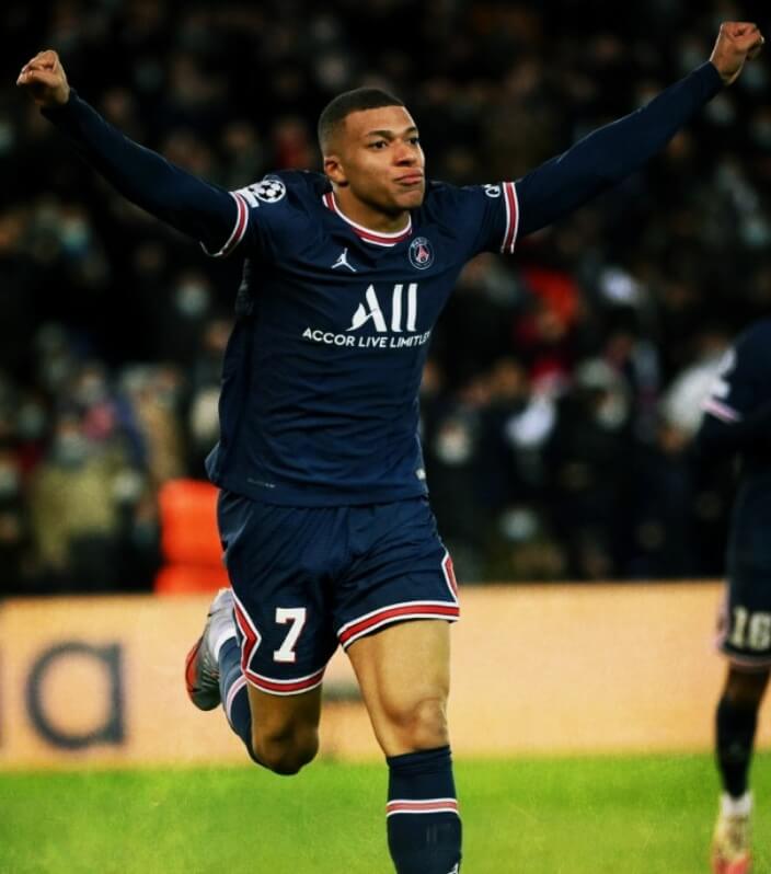 손을들고-있는-음바페