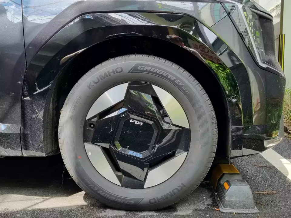 EV9 이륜에 꽂혔던 19인치 바퀴입니다.