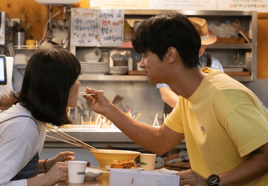 어둠 속에서 피어난 인연