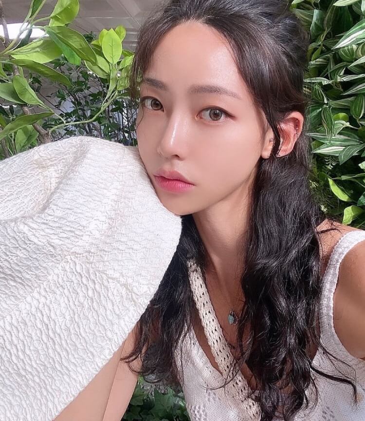 머리를묶은-긴머리여성의모습