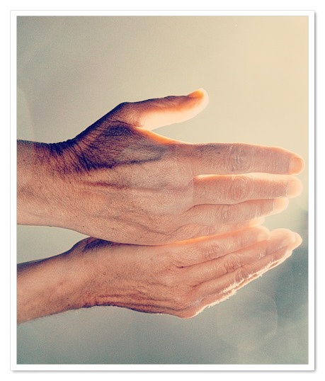 주름진 손 이미지