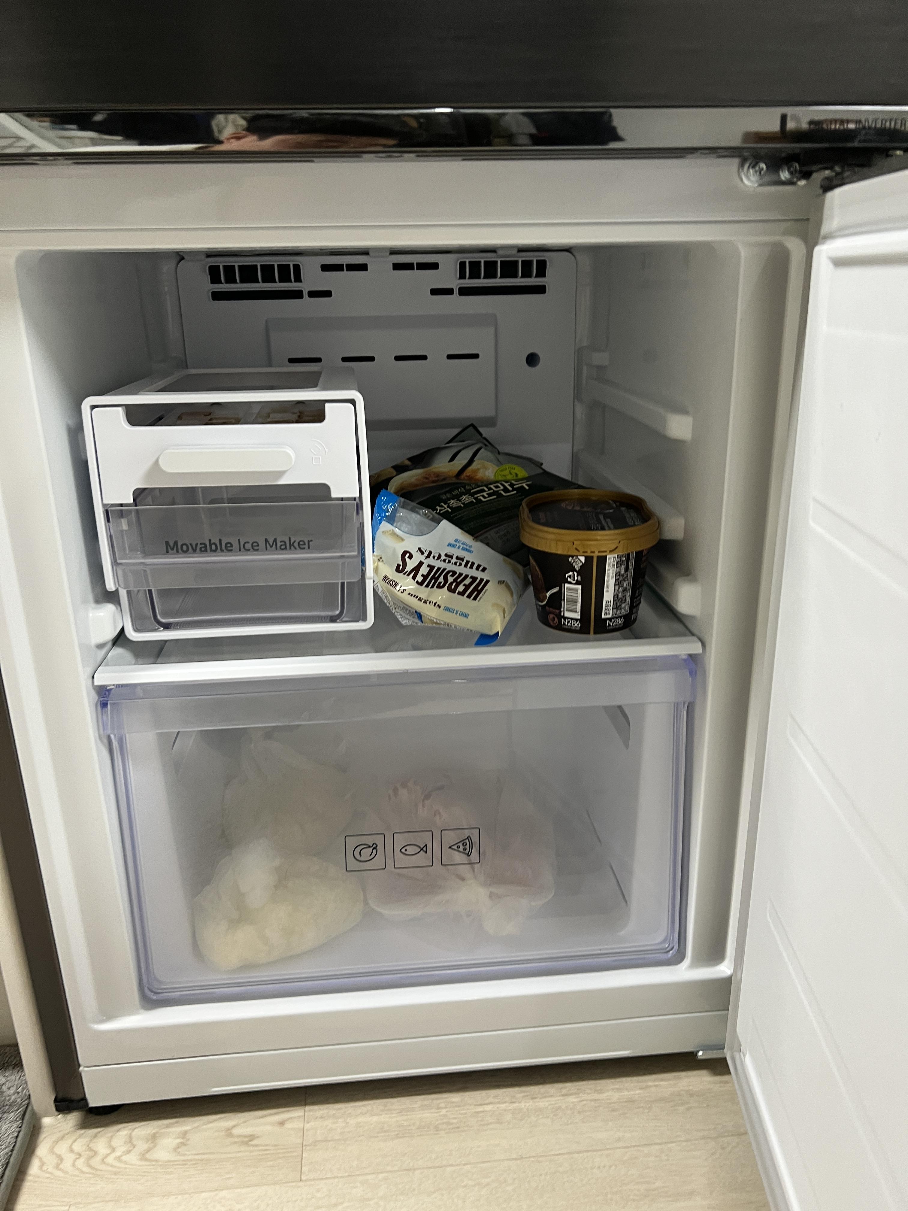 삼성 일반 냉장고 하부 수납 공간