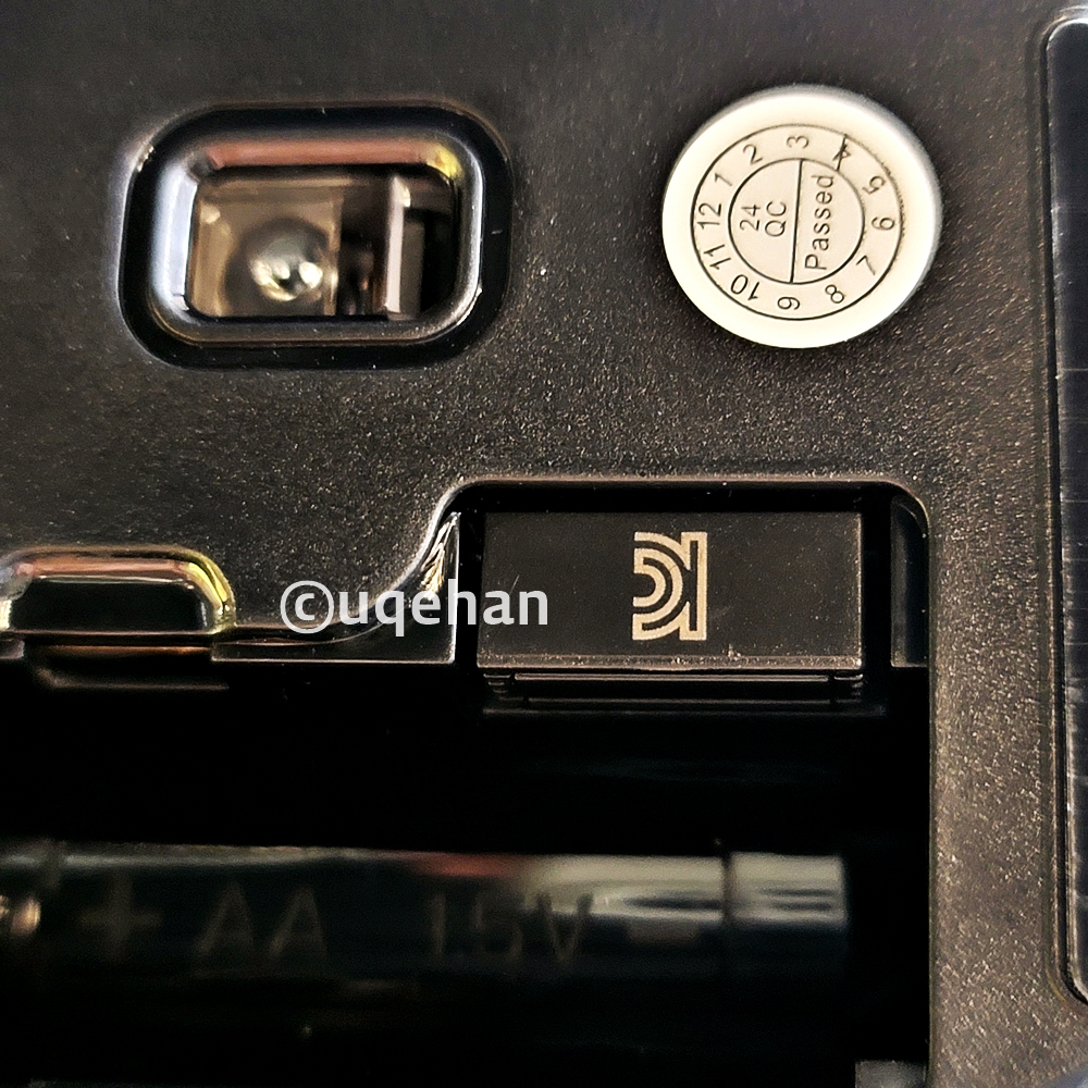 노브랜드 저소음 무선 마우스 USB 수신기가 꽂혀있다.