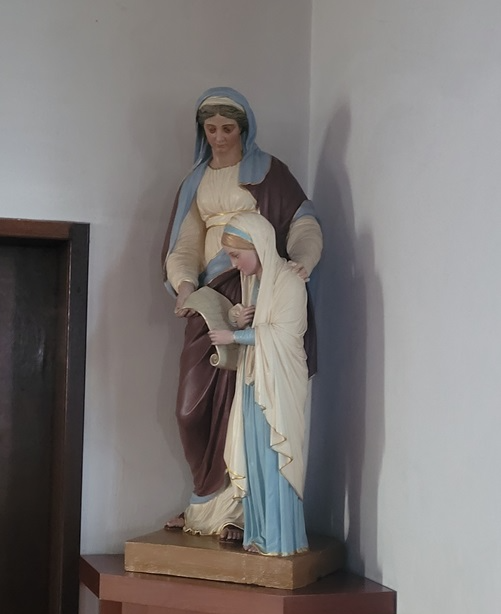 사진은 경상북도 칠곡군 가실성당 안에 있는 안나 상입니다.