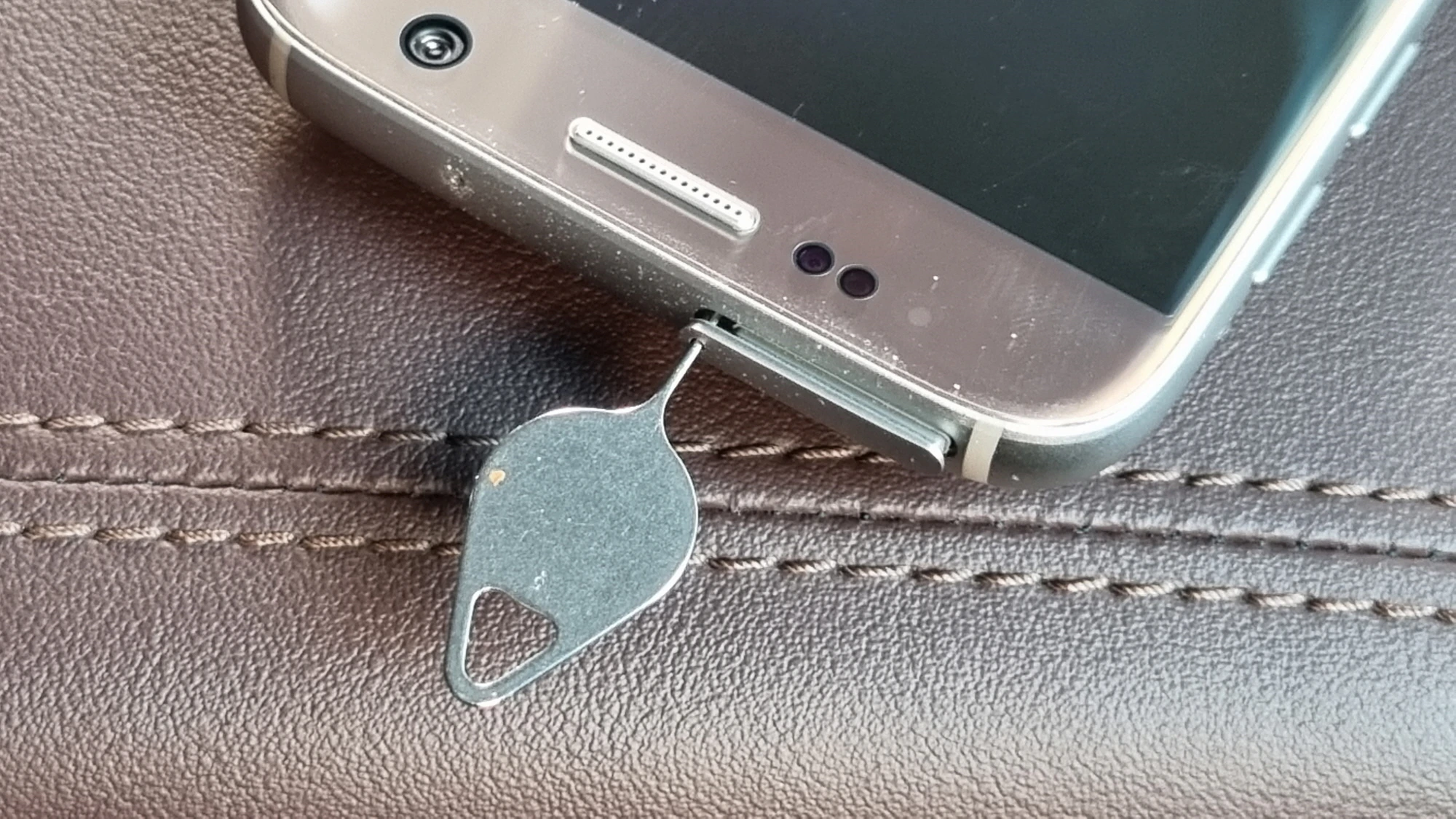 휴대폰 메모리카드 트레이 빼는 방법