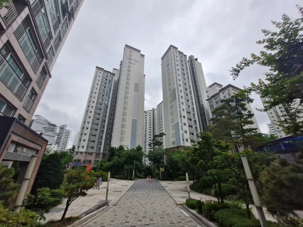 아파트-조경이-잘되어-있는-두산위브-아파트