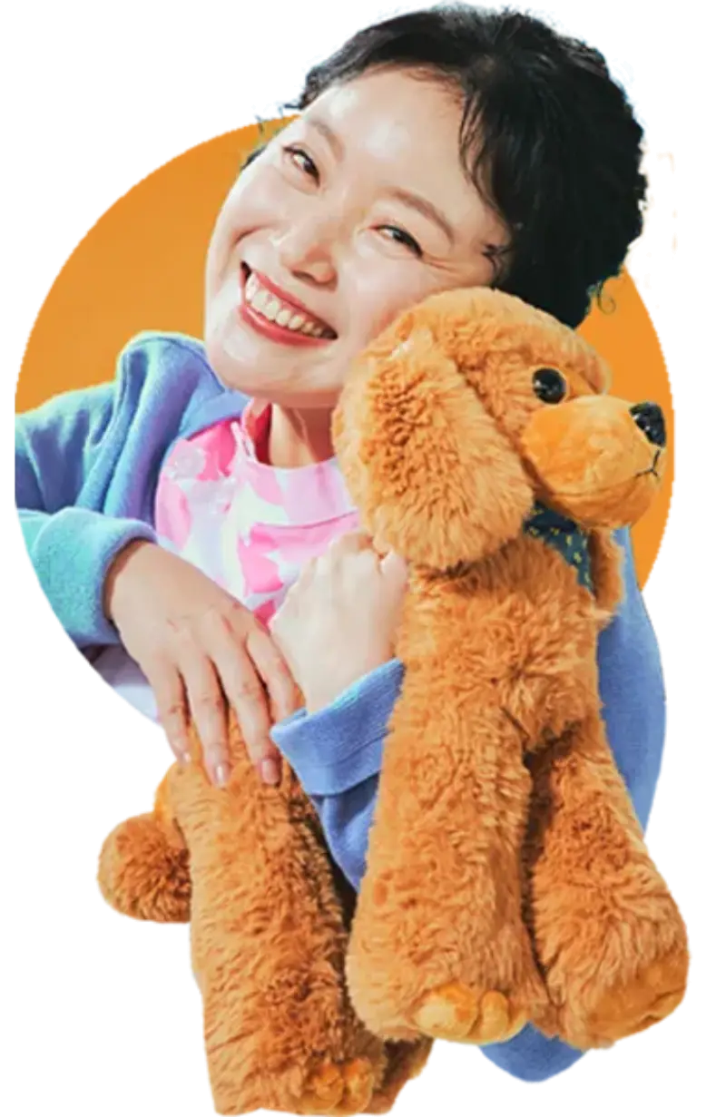 해맑은 미소와 강아지 인형을 품에 안고 있는 드라마 힙하게의 정현옥