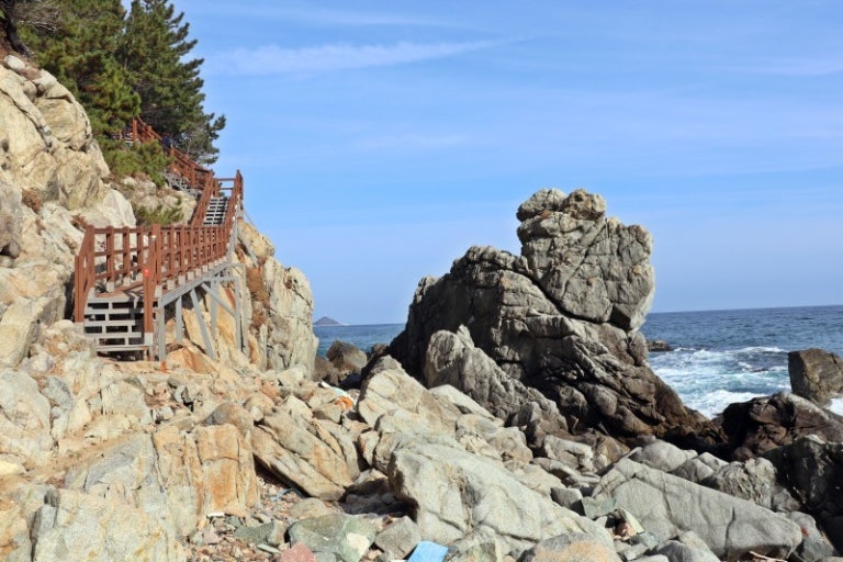 경북 영덕군 블루로드 해파랑길 21코스의 기암괴석과 해안 절벽 데크길 풍경