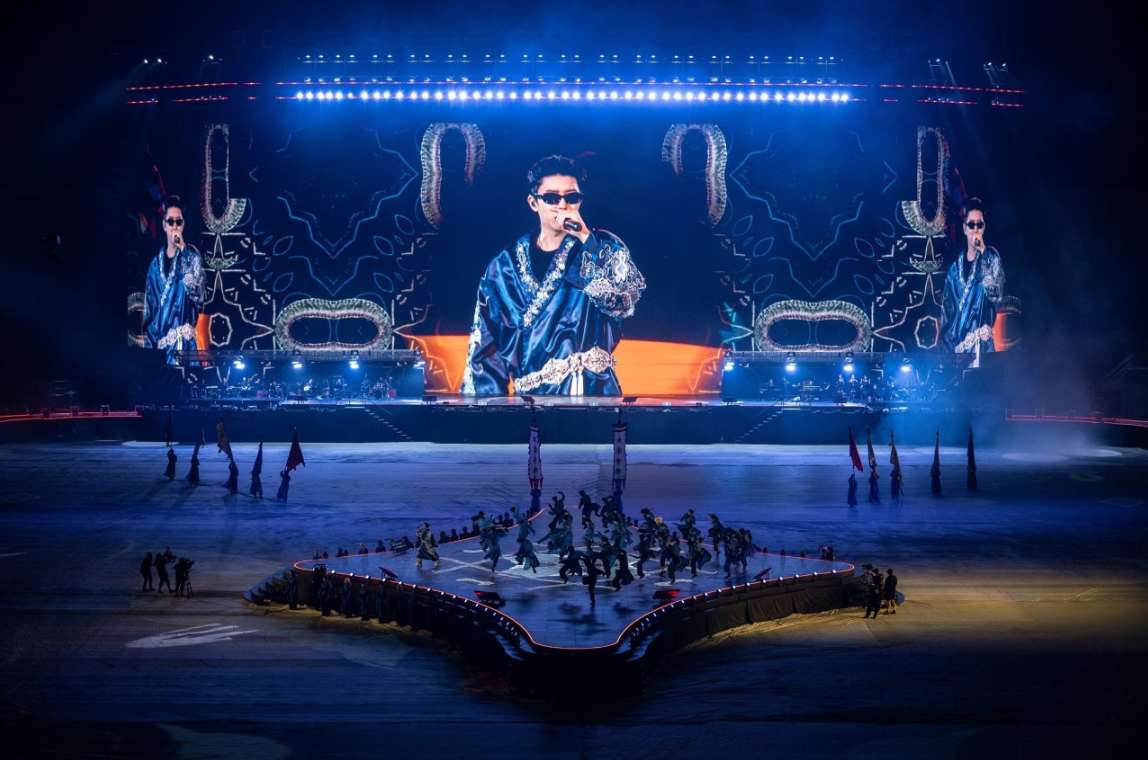 임영웅 콘서트 영화의 한 장면이다. 무대가 있고, 댄서들이 춤을 추고 있고, 임영웅이 노래를 하고 있다.