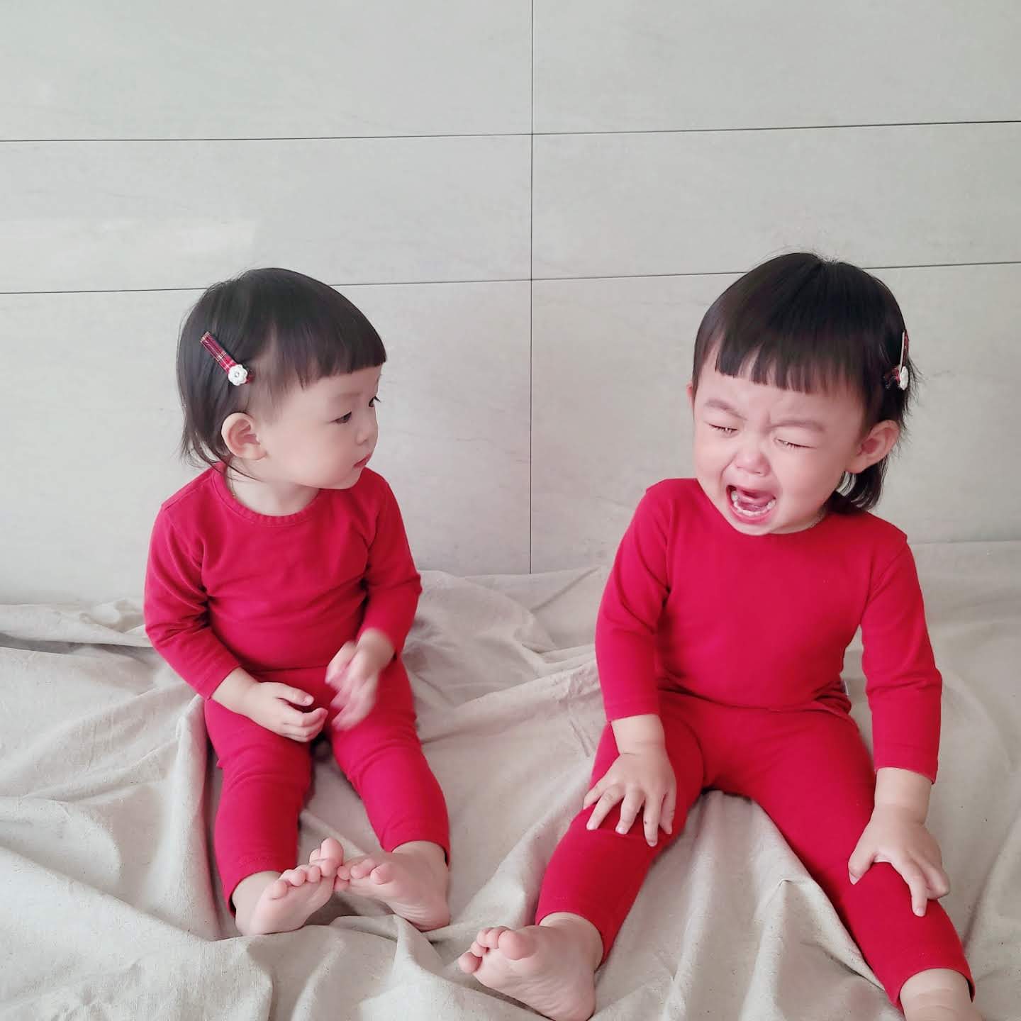 머리핀 꽂고 포즈 취하는 쌍둥이 ,한명은 대성통곡