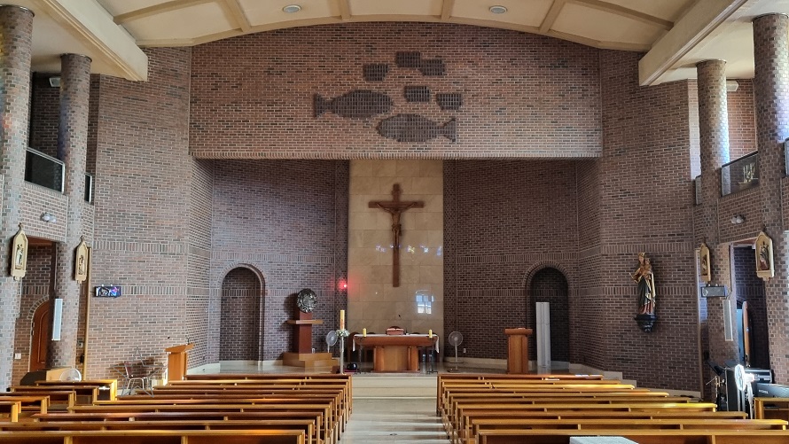 청주 사천동성당 성전 내부 십자고상, 제대, 제단, 감실 사진