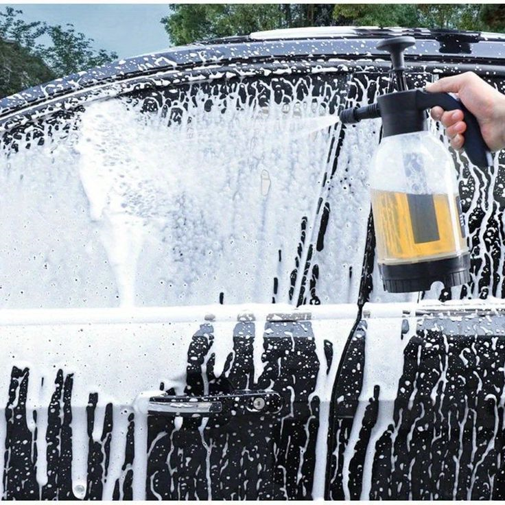 세차용-샴프를-뿌리고-있는-모습