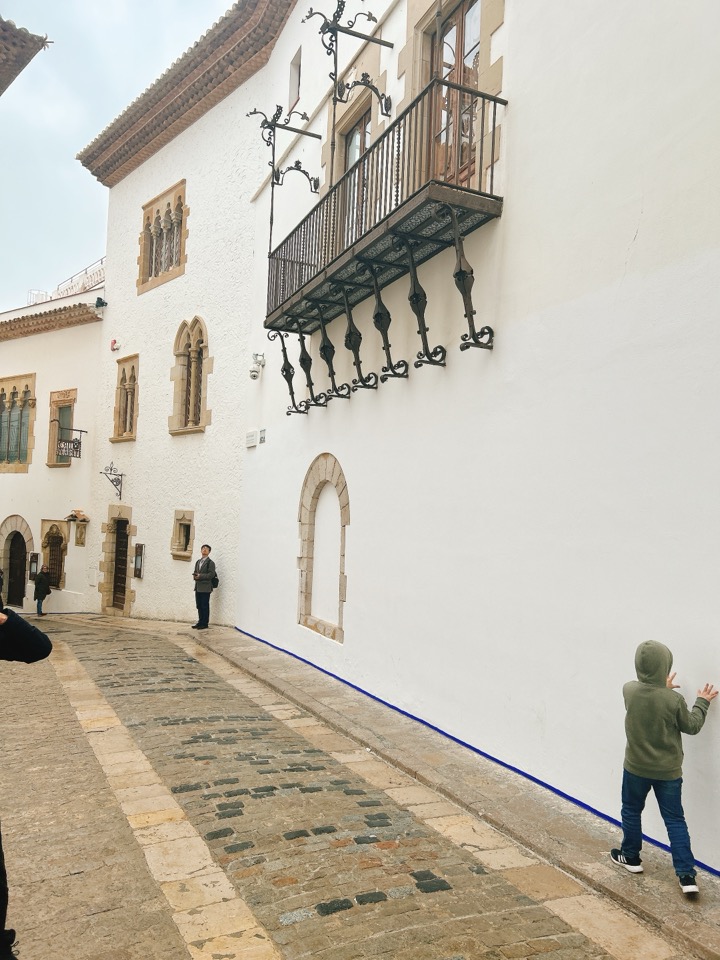 시체스 해변 구시가지에서 찍은 가족 사진