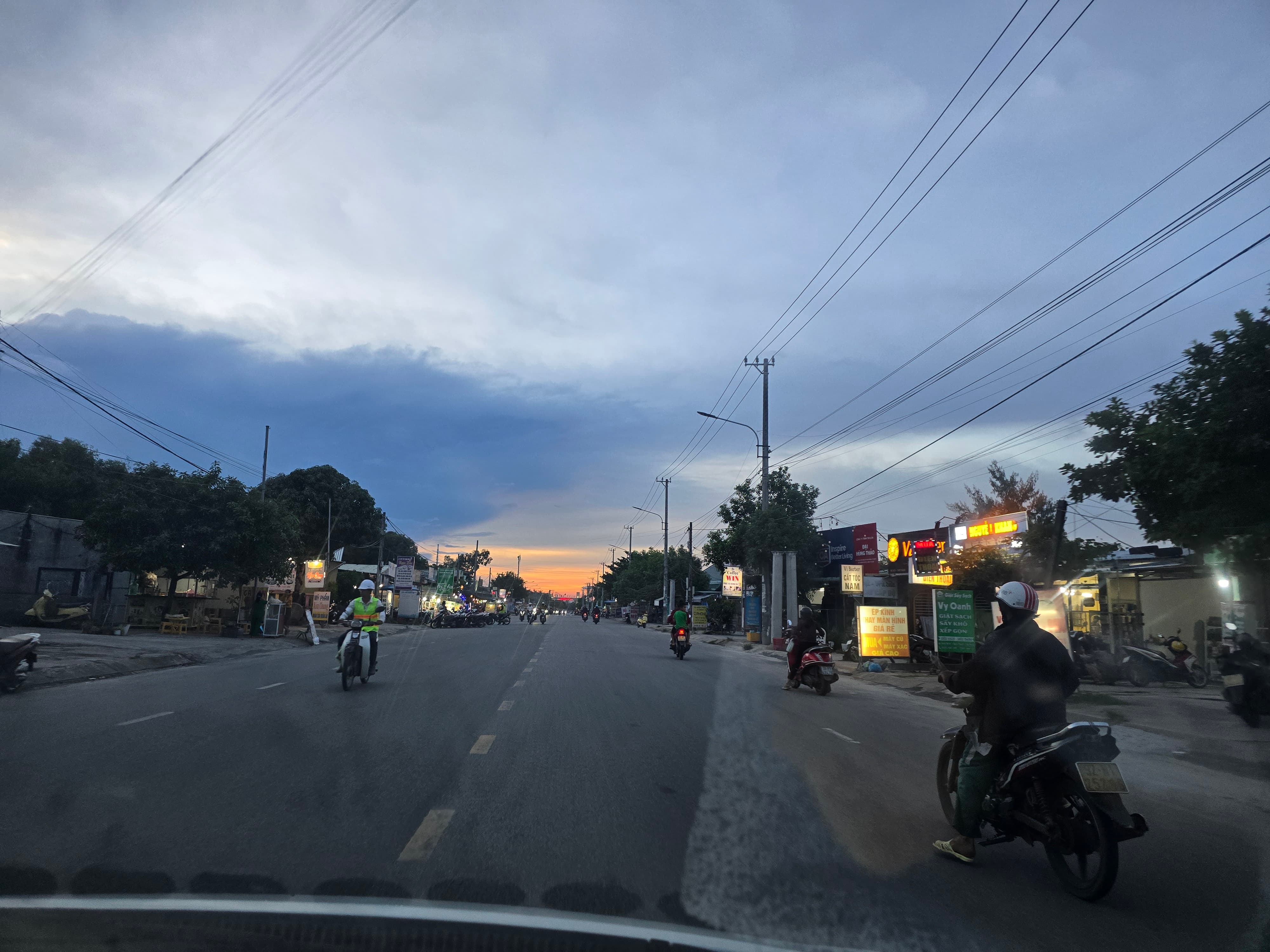 베트남 땀끼의 오후 퇴근길 오토바이 행렬