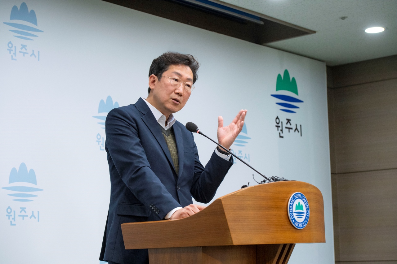 원주시청 2022년 10월 24일 브리핑 중인 원강수 원주시장