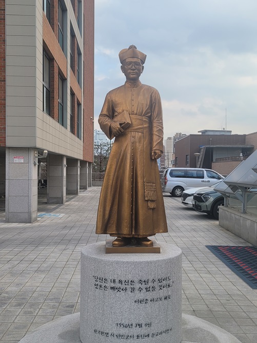 이현종 야고보 신부 동상