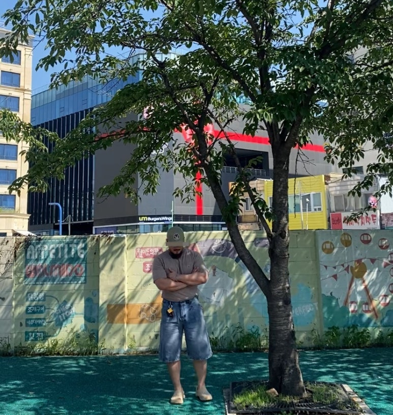 데일리룩(2025. 7. 24.)폴로랄프로렌 더블알엘 가먼트다잉 트윌볼캡, 칼하트 포켓티 반팔 K87, 디미트리블랙 바이오워싱 버뮤다데님 하프팬츠, 크록스 클래식 올터레인 베이지