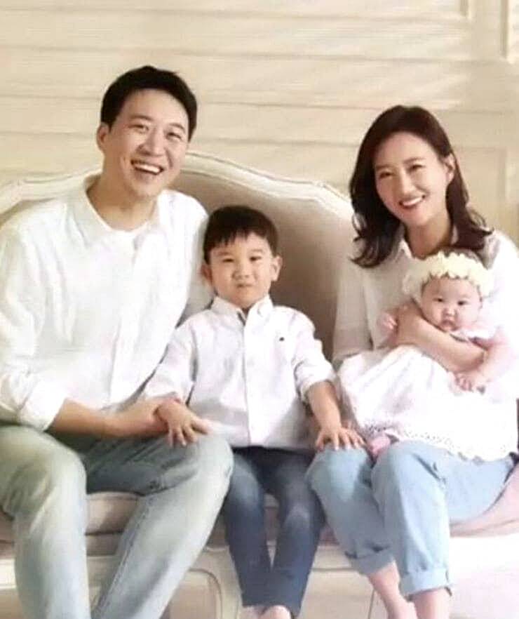 가수-장윤정-남편-방송인-도경완-자녀