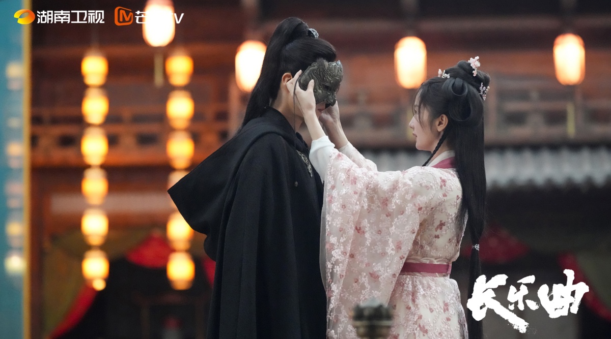 장락곡-모자준과 수수-가면씌어주는 모습