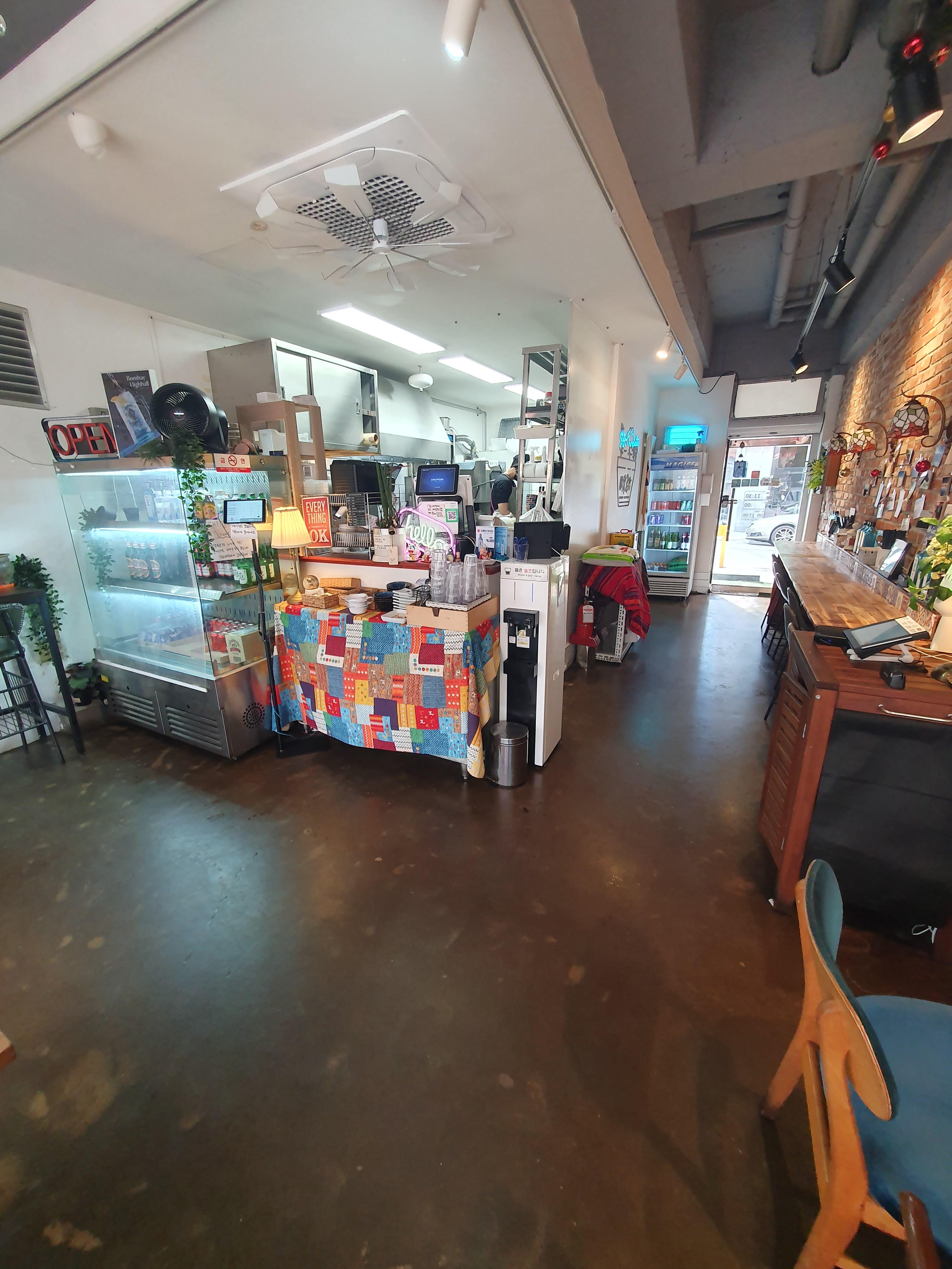 갈마동 수제튀김 바삭공장 매장사진3