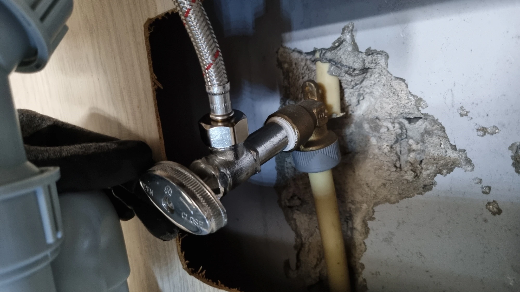 온수 호스 연결 모습