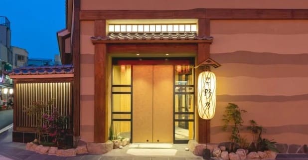 전통 일본 가옥의 지붕이 있는 건물 입구