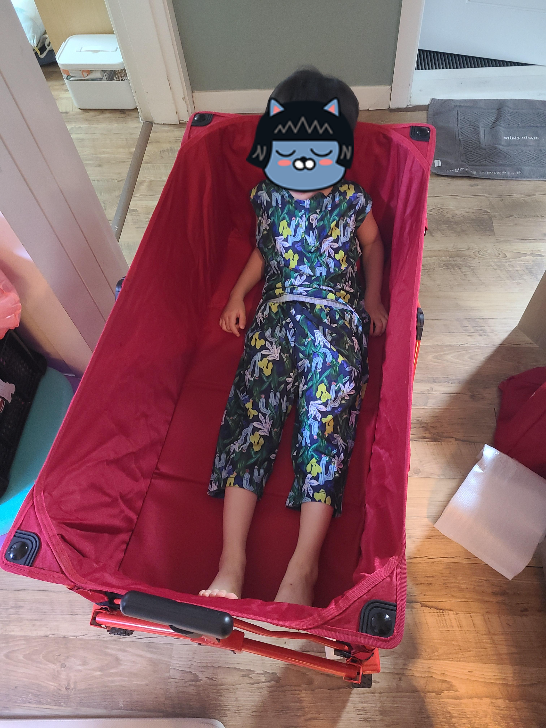 콜맨 아웃도어 웨건에 아이가 탄 모습