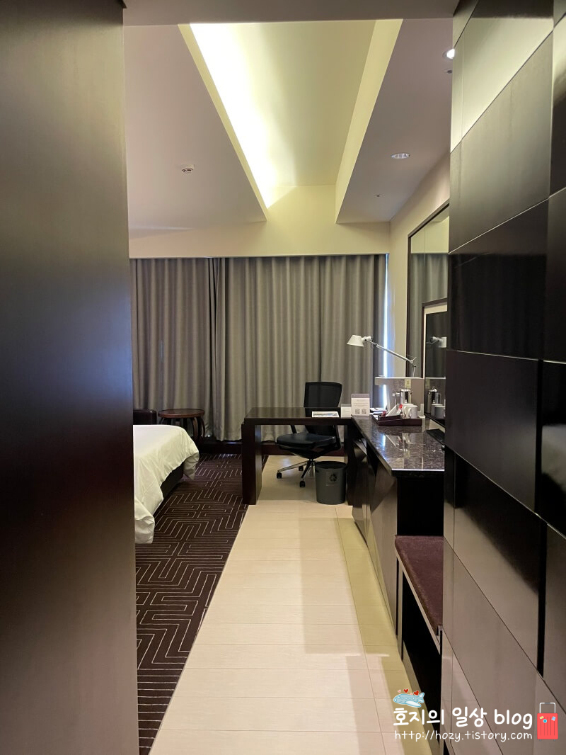 송도 쉐라톤 복도에서 바라본 디럭스룸
