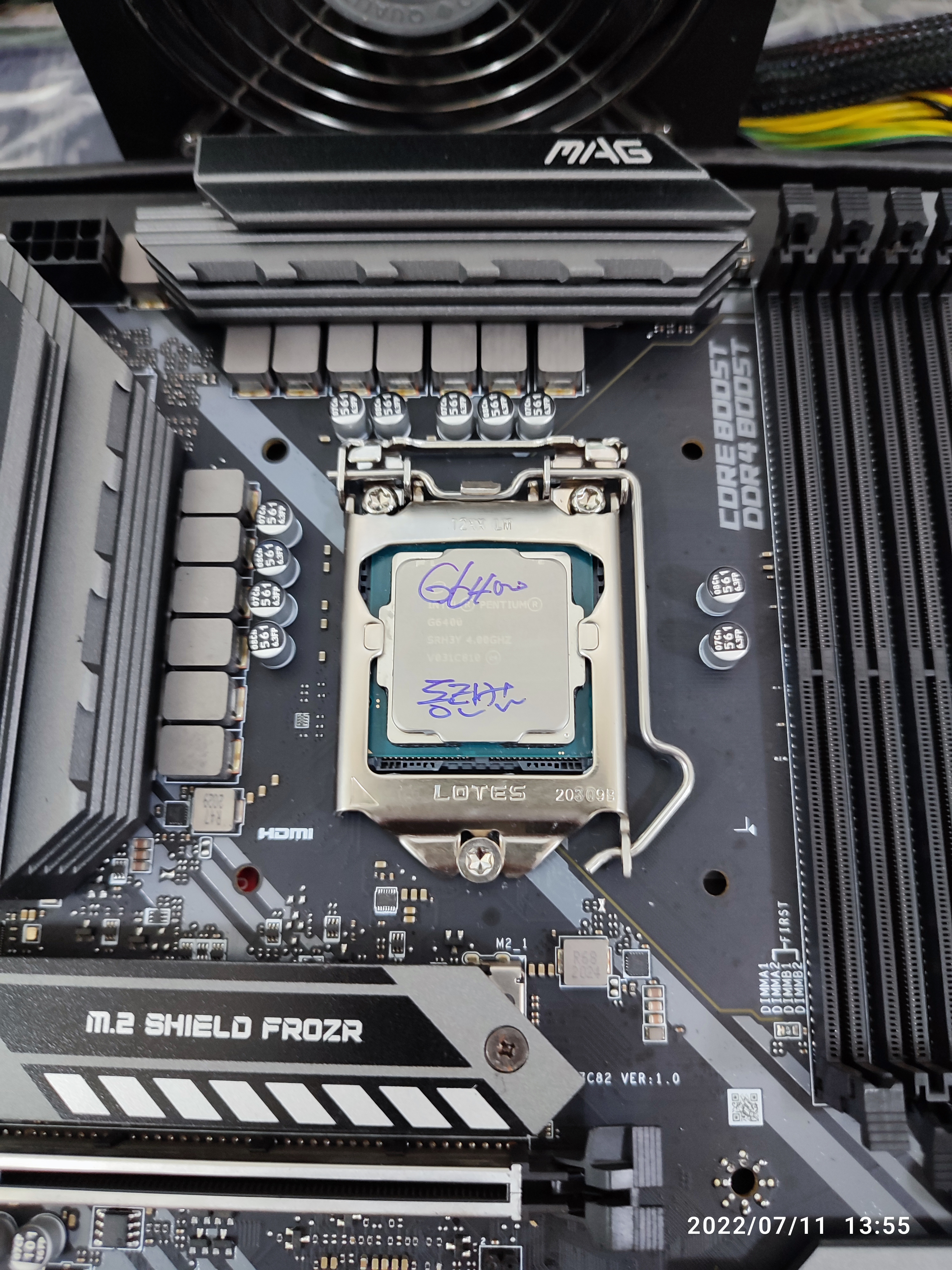 제 CPU를 손님의 메인보드에 꽂고 제 파워서플라이로 테스트 진행 중