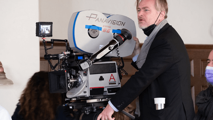 카메라로 영화 촬영중인 남자