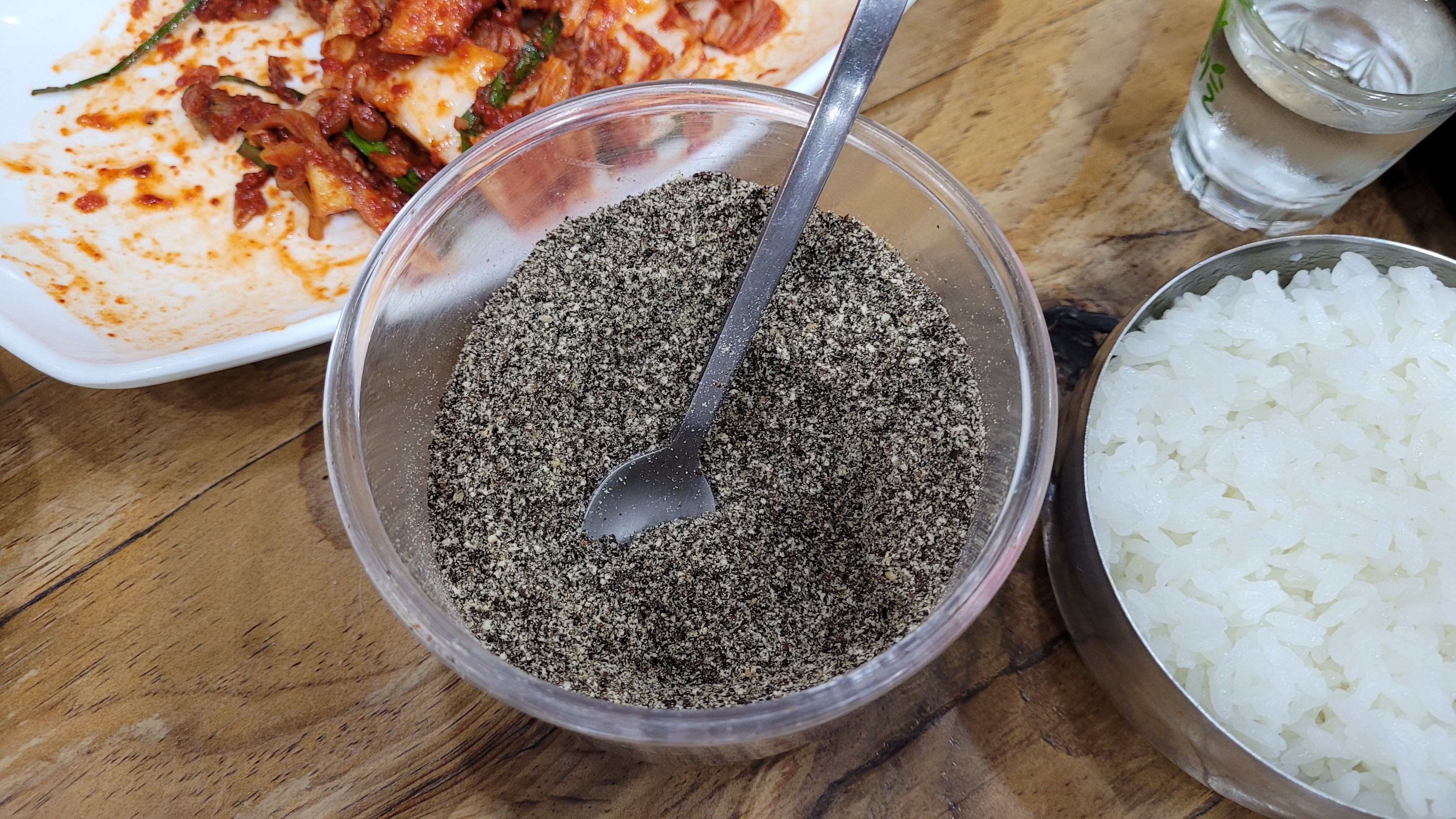 들깨가 담긴 그릇