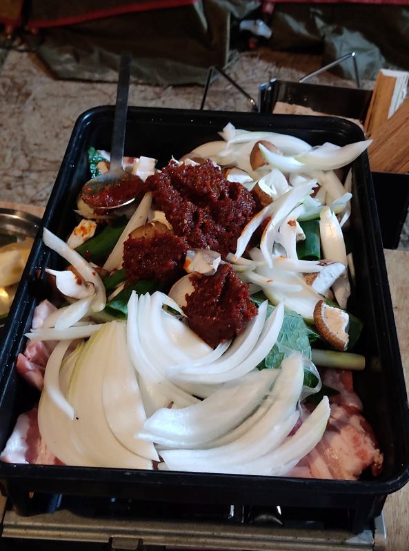 구이바다 바닥에 삼겹살을 깔고 야채와 양념을 올려줌