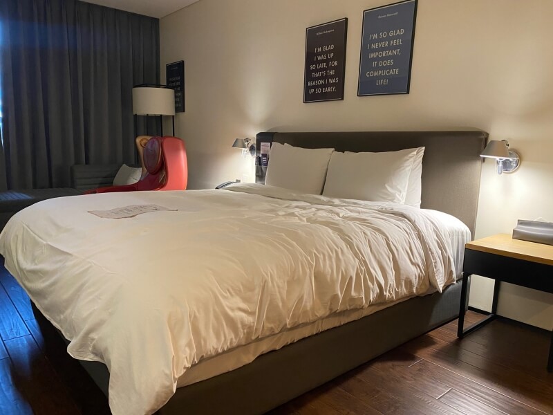 글래드-하우스-킹사이즈-침대