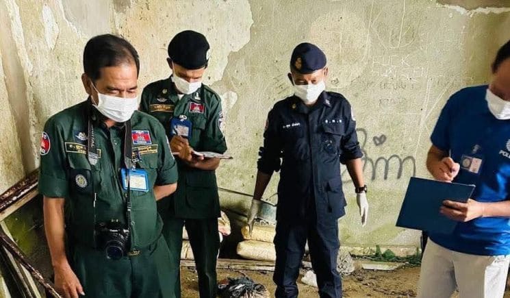 캄보디아 수사당국 관계자들이 외국인 사망자 시신이 발견된 캄보디아 캄포트 주 보코산 지역의 범죄단지를 조사하고 있다.