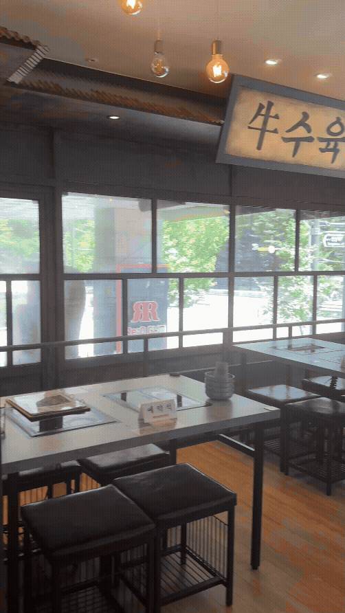 미금역 옥된장 내부&amp;#44; 깔끔한 테이블 배치와 채광 좋은 창가 좌석 풍경