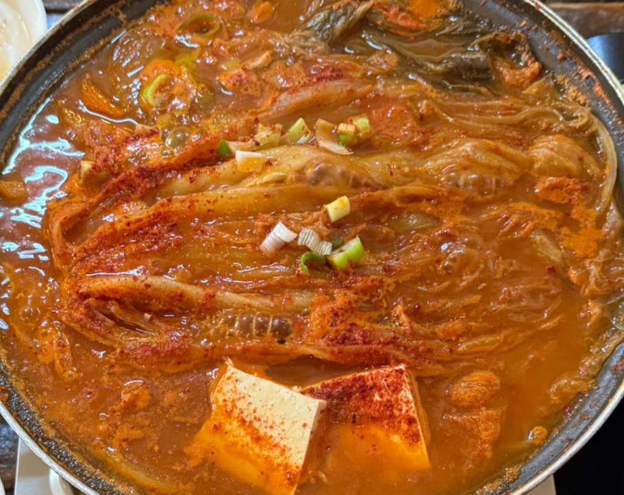 오늘N 27년 묵은지김치찌개 팔팔 끓고 있는 모습