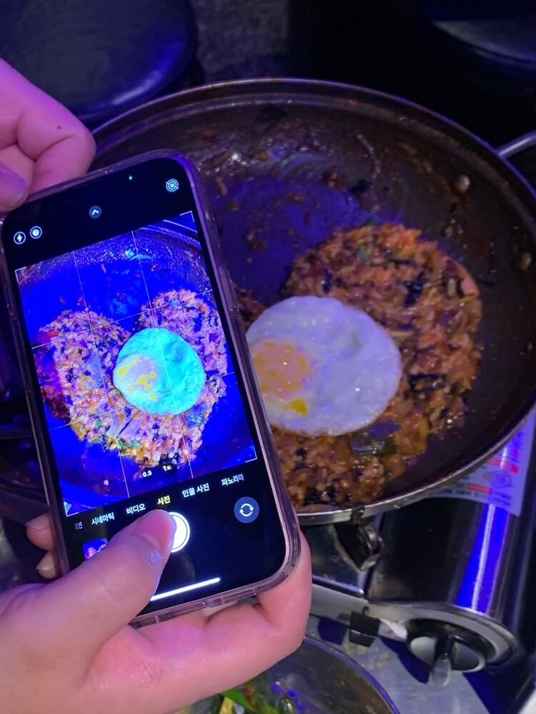 하트 계란이 올라간 볶음밥