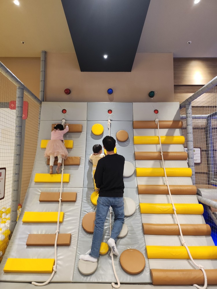 암벽등반을 하는 아이들