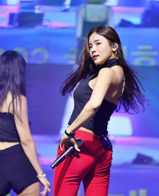 현역가왕- 빨간색 바지와 검정색 민소매 티를 입고 뒤를 바라보며 노래하는 조정민