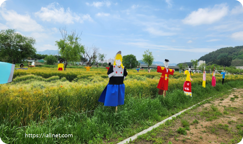 각국의 민속 의상을 입힌 허수아비